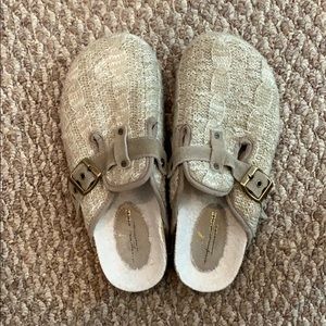 American Eagle slippers